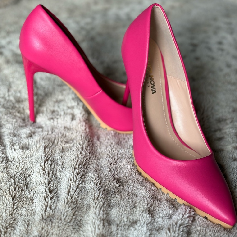 New* in box. Size 6.5. From Fashion Nova.